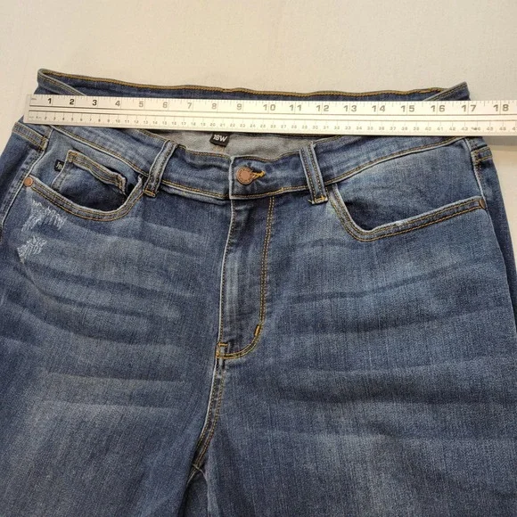 Judy Blue Relaxed Fit Jeans Women 18W Blue Medium Wash Distressed Denim - Picture 8 of 11
